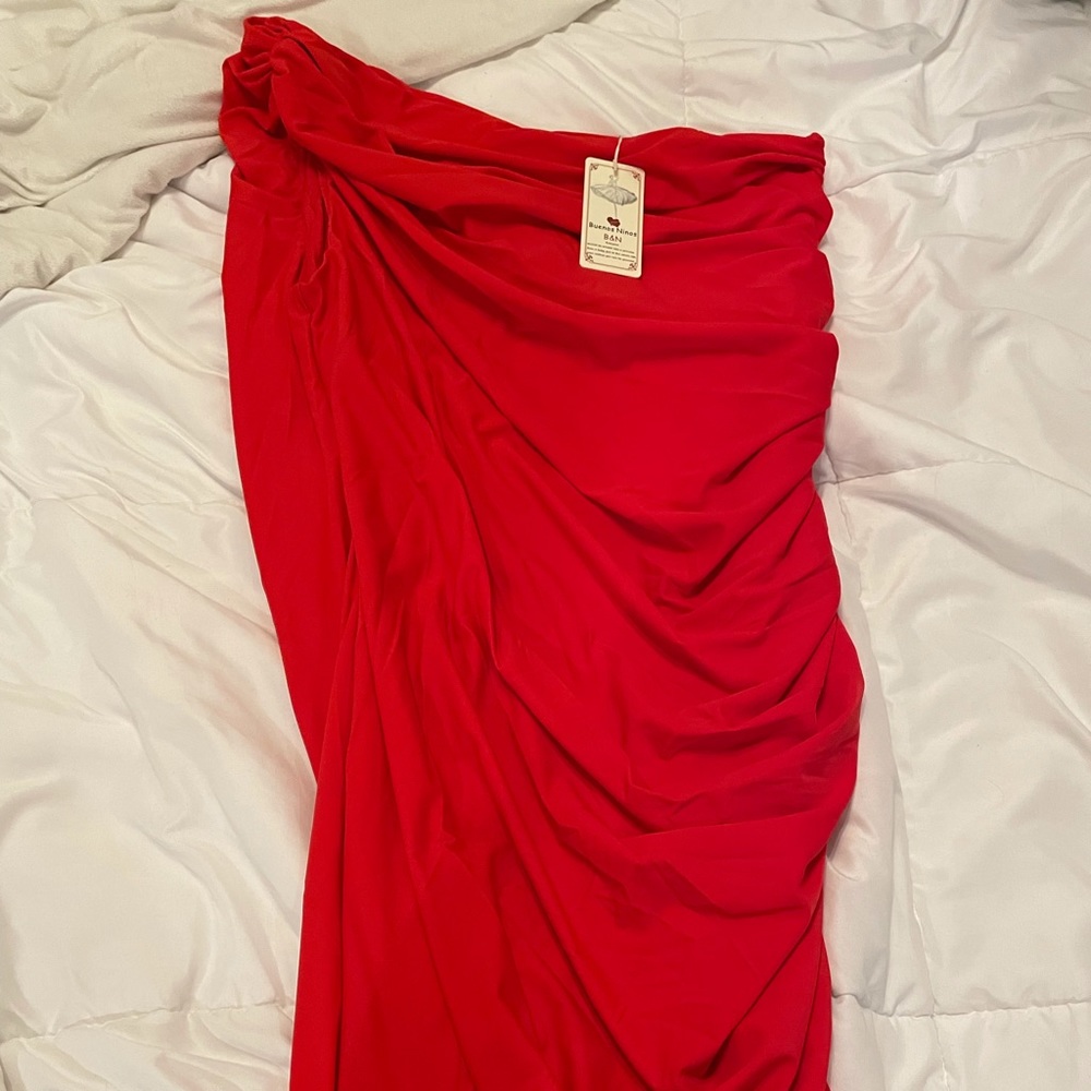 Gorgeous red dress!